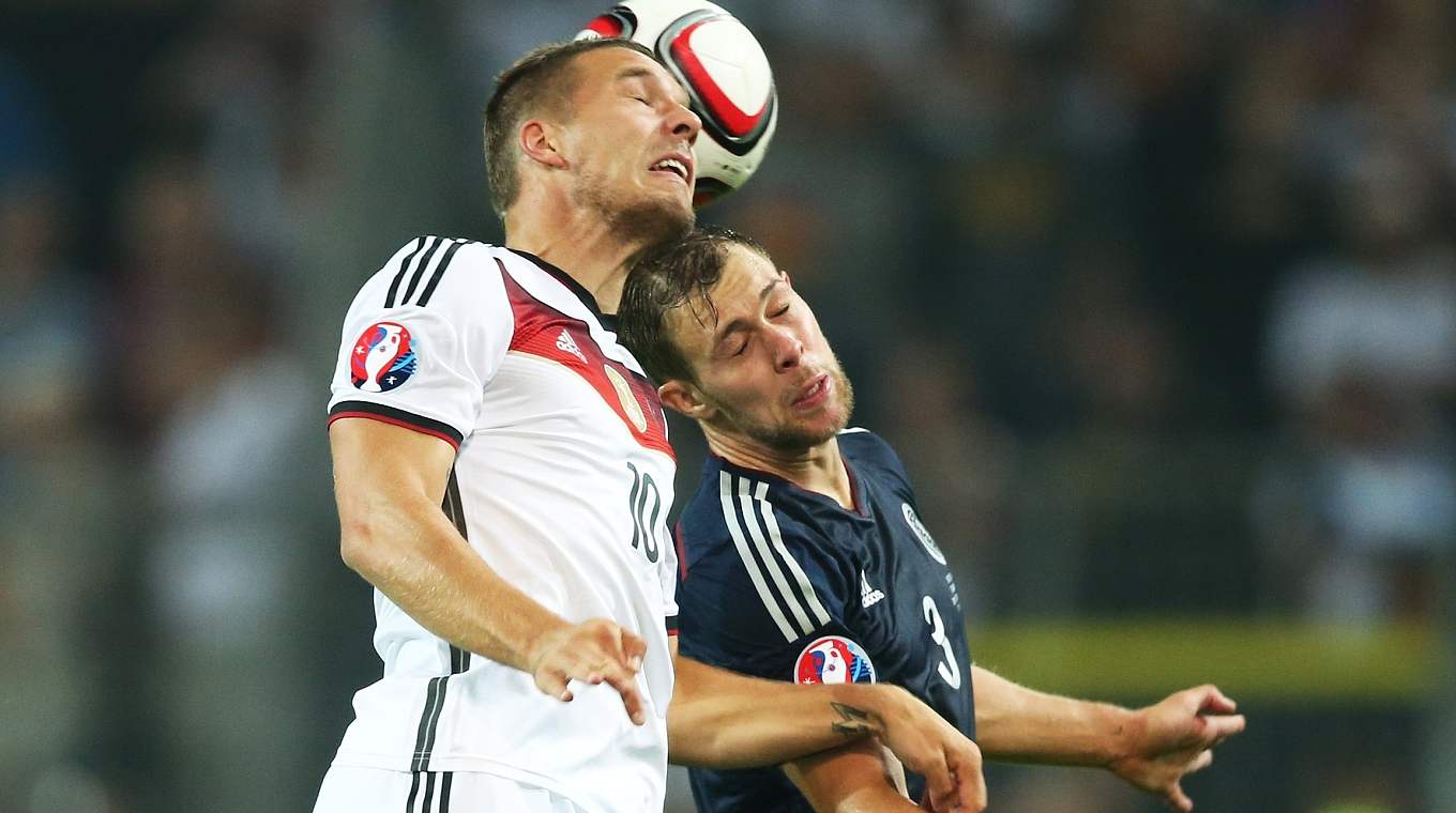 Vorbildlich: Lukas Podolski streckt sich, um zur EURO 2016 nach Frankreich zu kommen. © Getty Images