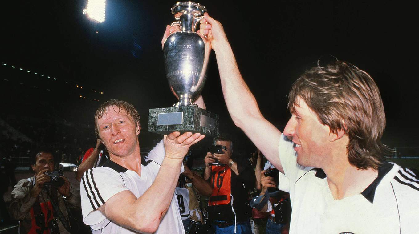 Da ist das Ding: Die Hamburger Horst Hrubesch und Manfred Kaltz präsentieren den EM-Pokal 1980. © Imago