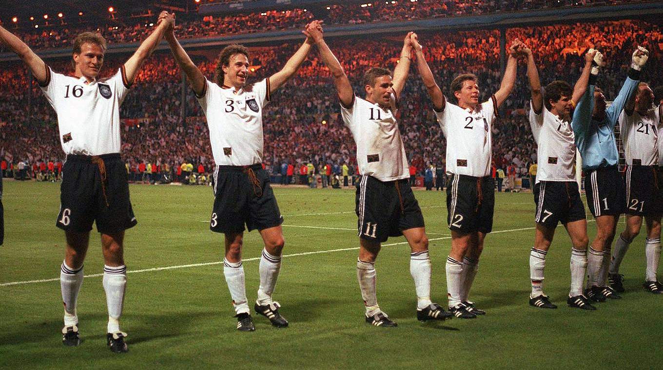 Team-Präsentation: Nach dem Sieg im EM-Halbfinale 1996. © Imago