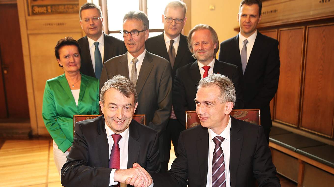 DFB-Präsident Wolfgang Niersbach und Frankfurts Oberbürgermeister Peter Feldmann (vorne von links) bei der Vertragsunterschrift. © GettyImages