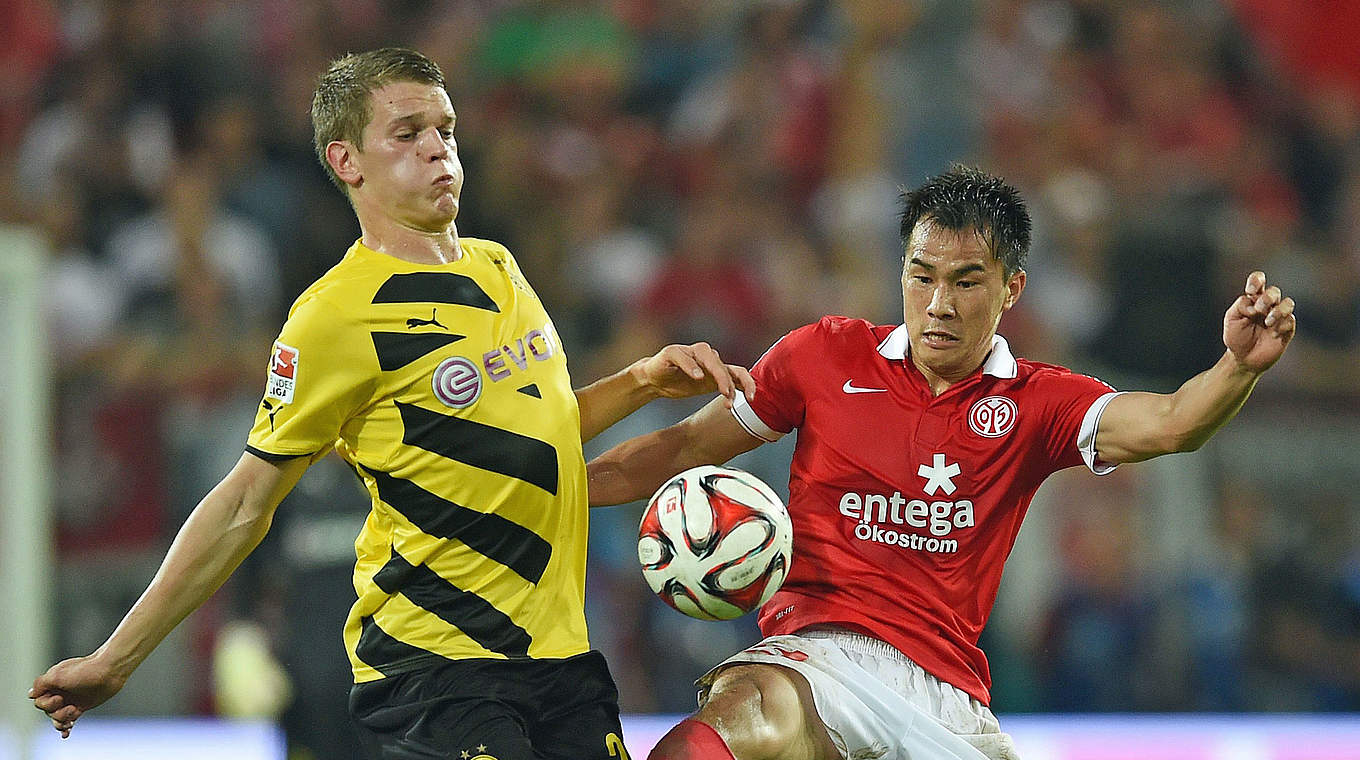 Traf zum 1:0: Shinji Okazaki (r.) gegen Dortmunds Sven Bender © 2014 Getty Images