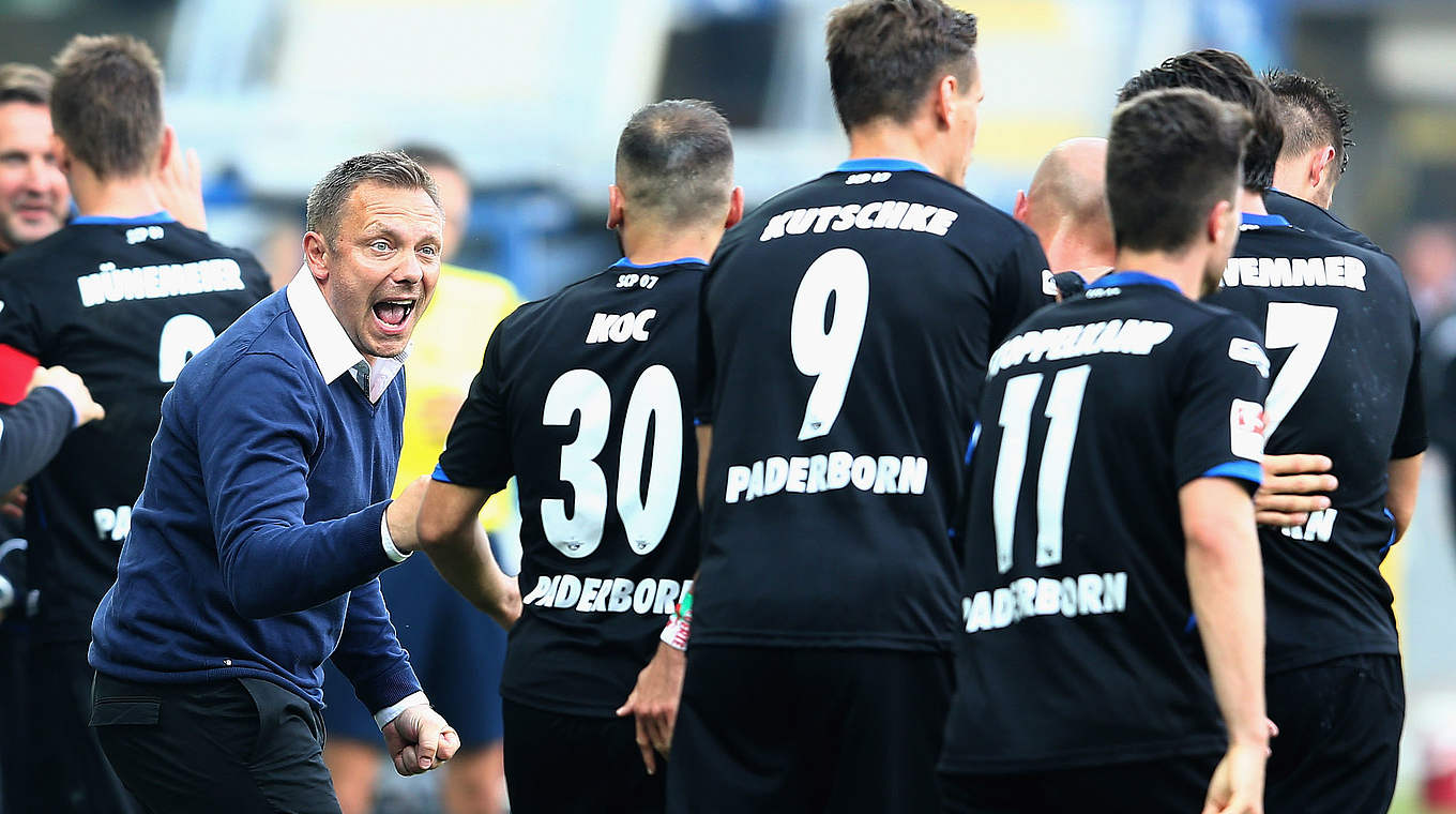Jubel mit der Mannschaft: Der SC Paderborn schlägt Hannover 96 © 2014 Getty Images