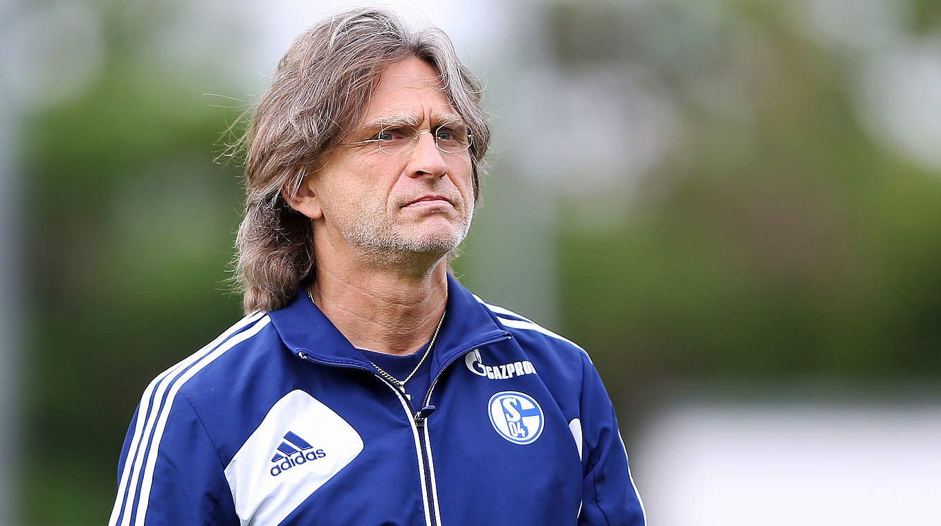 Wieder verloren: Schalkes Trainer Elgert © 2014 Getty Images