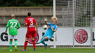 Lisa Schmitz (Bayer 04 Leverkusen) hält den Ball sicher © Jan Kuppert