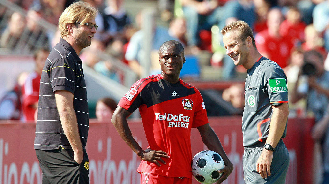 Im Gespräch mit dem Schiedsrichter: Jürgen Klopp (l.) und Peter Gagelmann (r.) © imago sportfotodienst