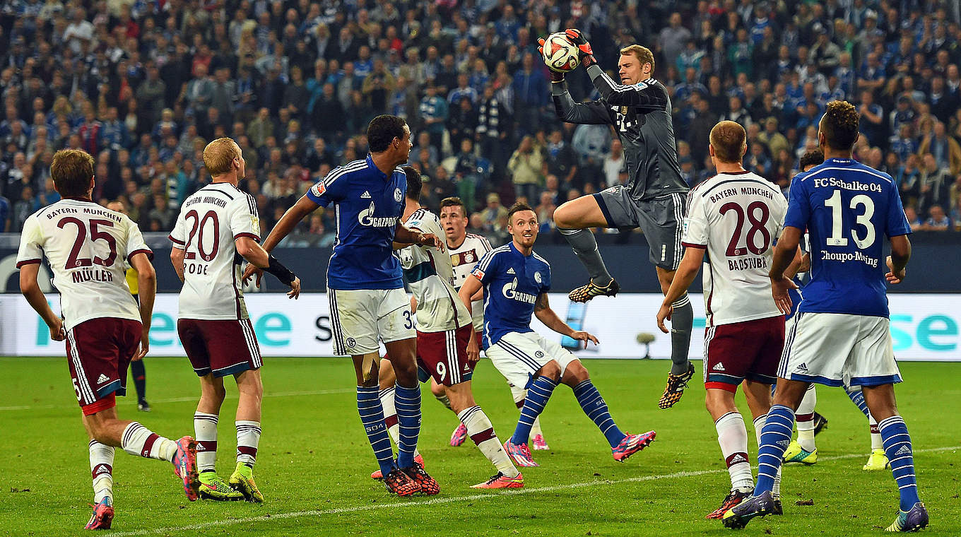 Herr der Lüfte: Manuel Neuer im Duell mit Ex-Klub Schalke © 2014 Getty Images