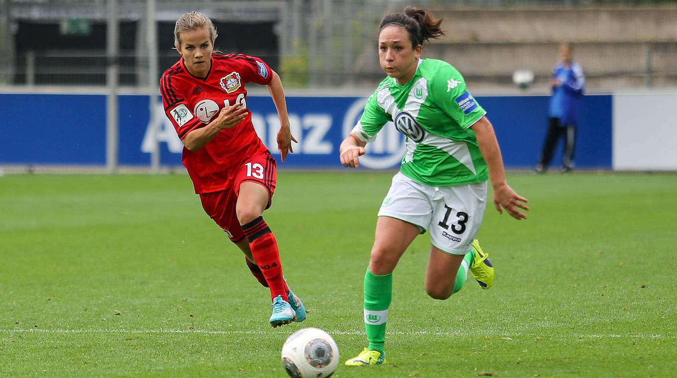 Erfolgreiches Comeback gegen Leverkusen: Nadine Keßler (r.) im Duell mit Anna Gasper © imago/foto2press