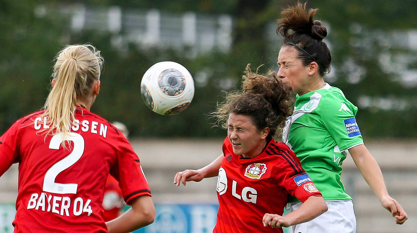 Zweikampfhoheit am Boden und in der Luft: Nadine Keßler (r.) © imago/foto2press