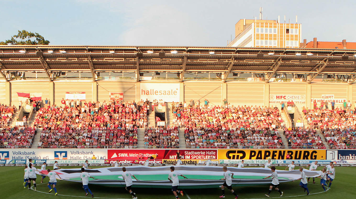 Derbystimmung: Im Erdgas Sportpark in Halle © 2013 Getty Images