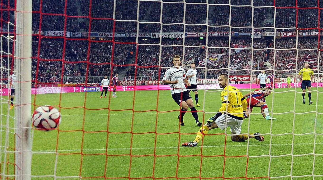 ... ist es aber nicht: Götze zum 1:0 für Bayern gegen Paderborn © imago/Sven Simon