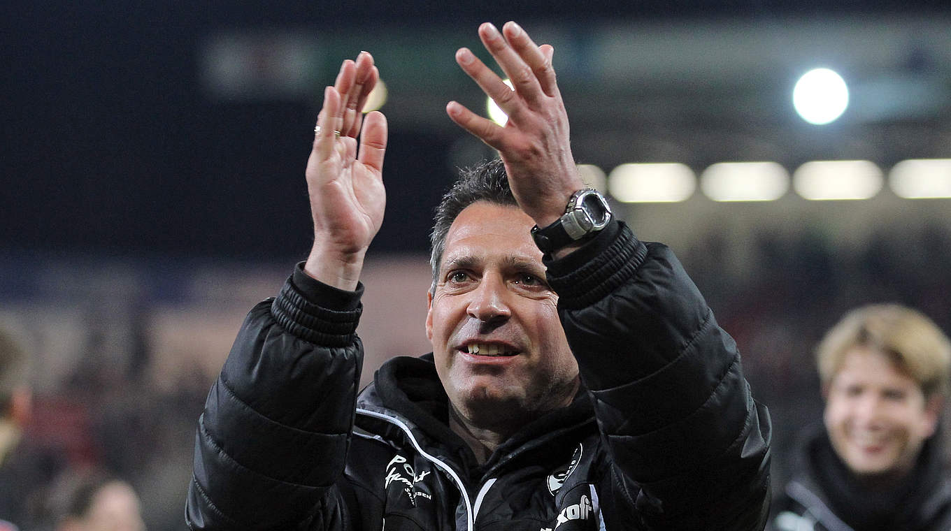 Defeated after the wins in a row: Sandhausen and coach Alois Schwartz © 2014 Getty Images