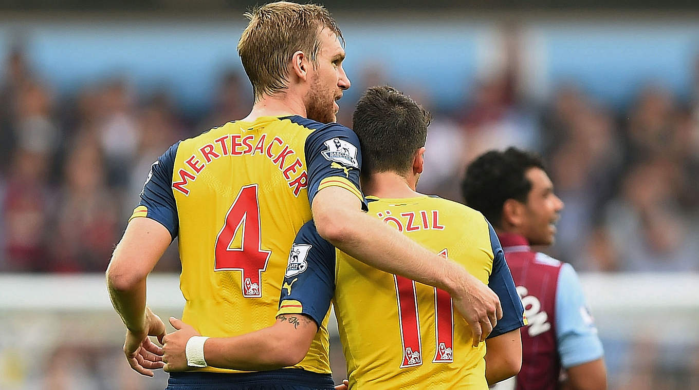 Derby gegen Tottenham: Arsenals Per Mertesacker und Mesut Özil © 2014 Getty Images