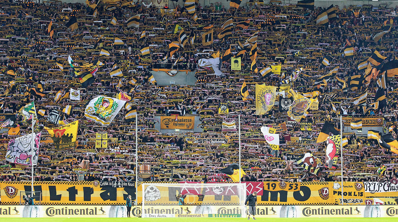 Stimmung ist garantiert: Beim Spiel Dresden gegen Chemnitz © 2014 Getty Images