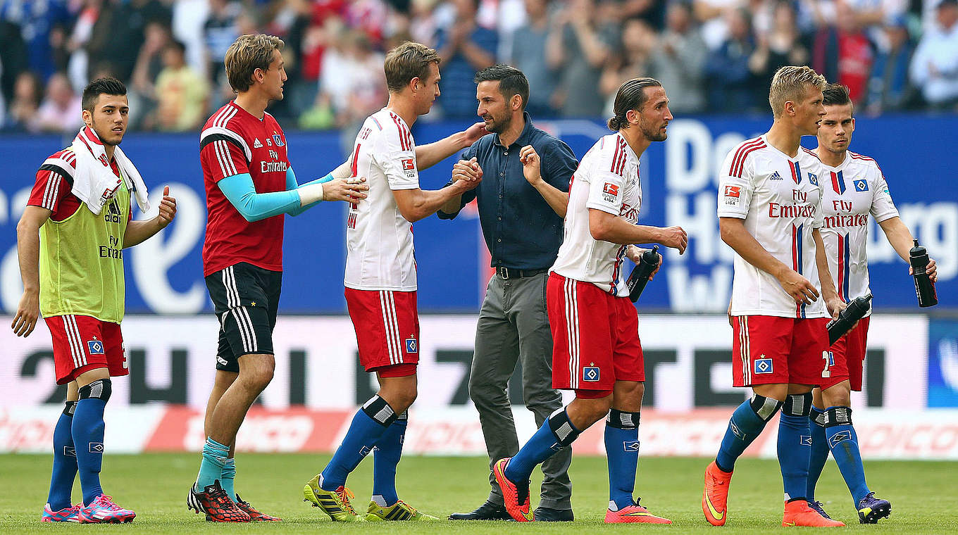 Hofft auf die ersten Punkte: Zinnbauer (M.) mit dem HSV © 2014 Getty Images