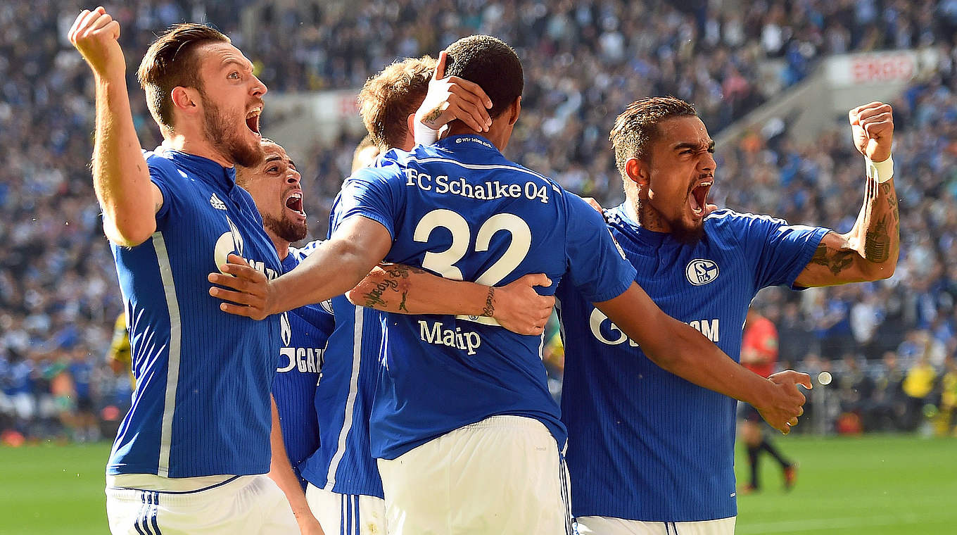 Derbysieg gegen den BVB: Schalke jubelt © 2014 Getty Images