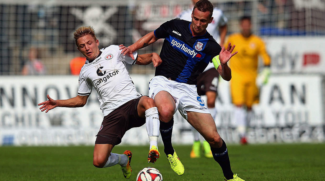 Duell um den Ball in Frankfurt: St. Paulis Rzatkowski (l.) gegen Konrad © 2014 Getty Images