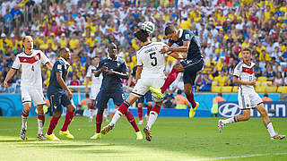 Der Weltmeister als Vorbild: Mats Hummels (3.v.r.) trifft gegen Frankreich per Kopf © 2014 Getty Images