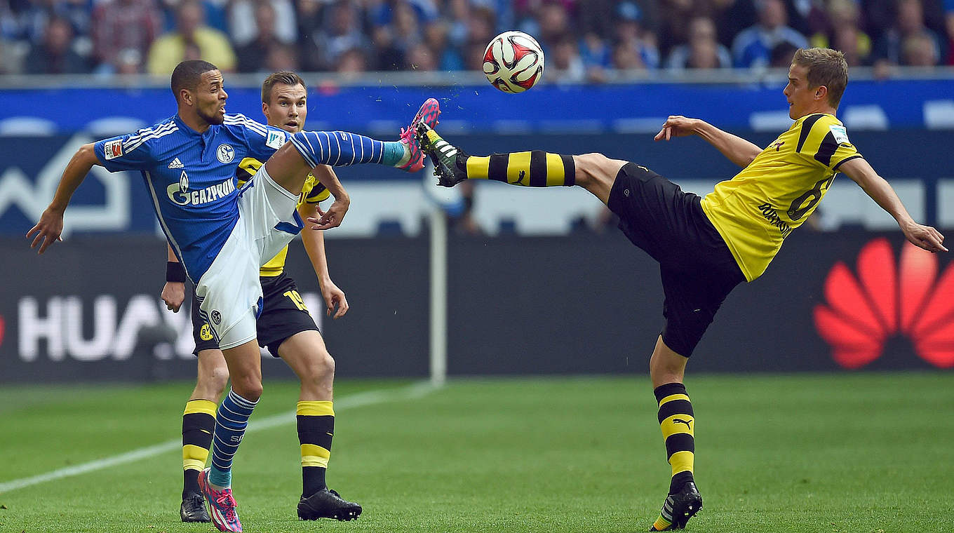 Bittere Niederlage im Derby auf Schalke: Sven Bender (r.) und der BVB © 2014 Getty Images