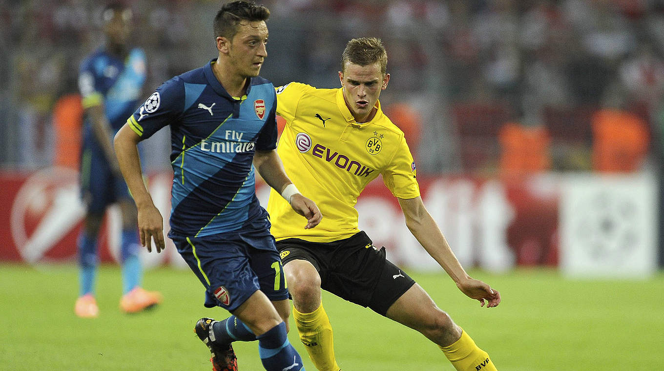 Schwerer Stand: Arsenal-Spielmacher Özil (v.) gegen Bender © imago/Kolvenbach