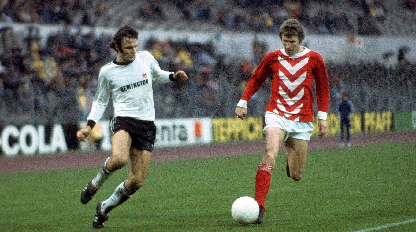 Höher siegt Frankfurt in der Bundesliga nie: Körbel (l.) 1974 gegen Essens Erlhoff © imago sportfotodienst