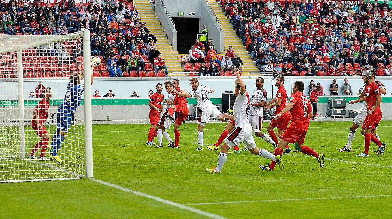 Sieg im DFB-Pokal gegen Zweitligist Ingolstadt: Torhüter Daniel Endres und der OFC © imago/Jan Huebner