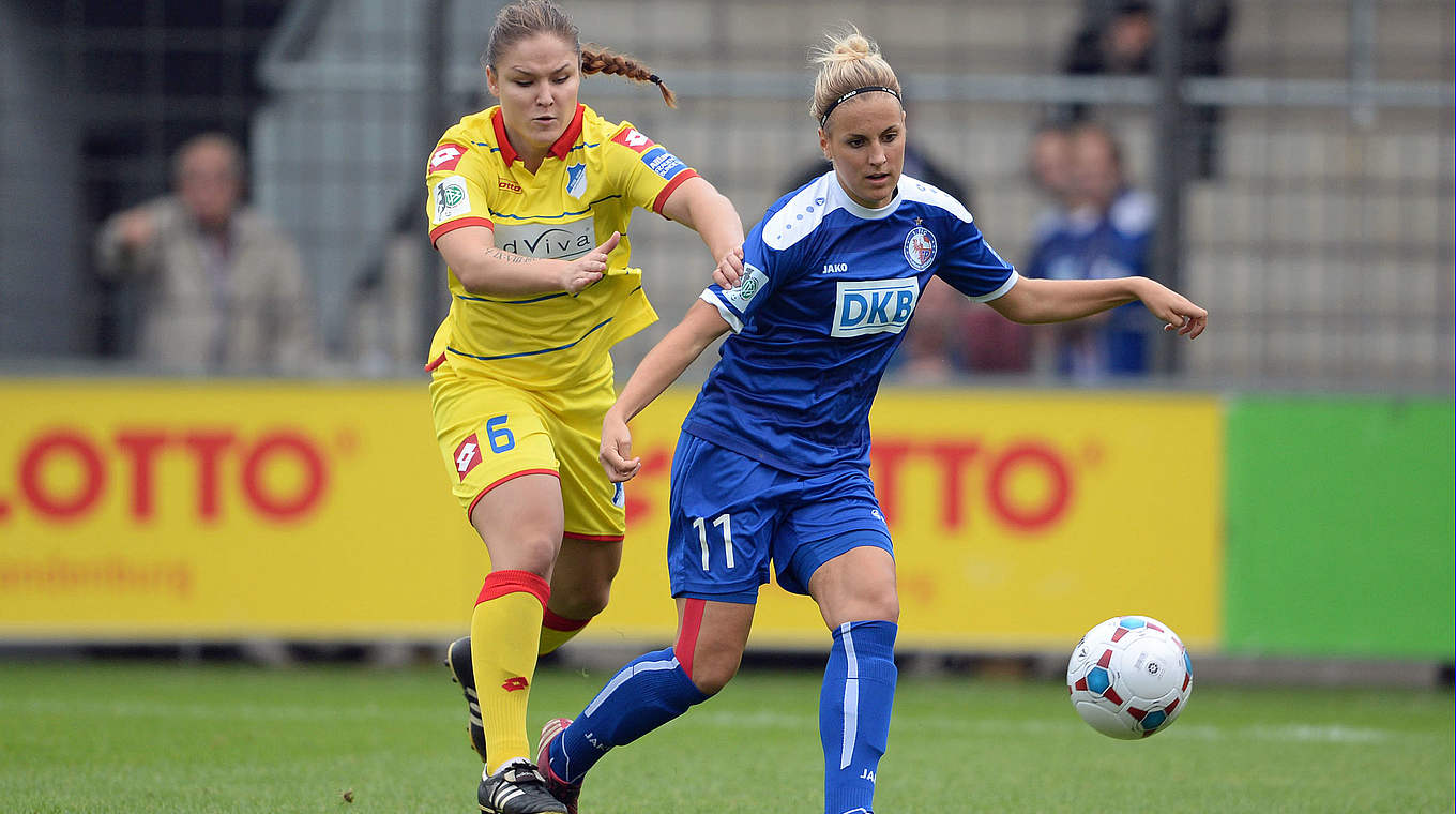 Durchgesetzt: Jennifer Cramer (r.) im Duell mit Hoffenheims Silvana Chojnowski © Jan Kuppert