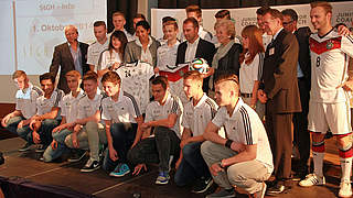 Gruppenbild mit Sportdirektor: der DFB zu Gast in Herten © DFB
