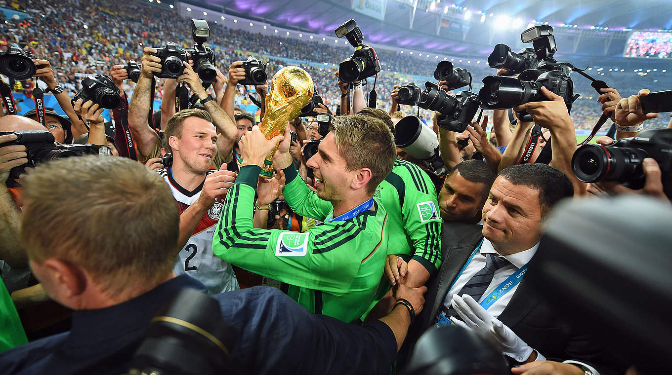 Karrierehöhepunkt: Weltmeister Zieler mit dem WM-Pokal © 2014 Getty Images