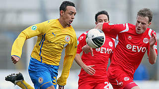 Debüt in der 3. Liga: Bellarabi (l.) und Braunschweig gegen Kickers Offenbach © 2010 Getty Images