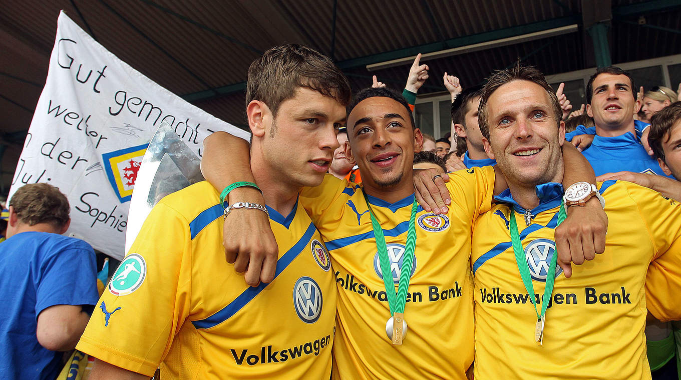 Aufstieg in die 2. Bundesliga 2011: Karim Bellarabi (M.) und die Eintracht  © 2011 Getty Images