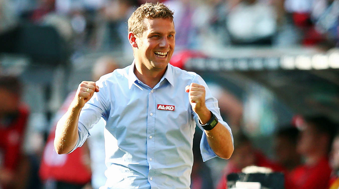 Hat im Moment gut lachen: Augsburg-Trainer Markus Weinzierl © 2014 Getty Images