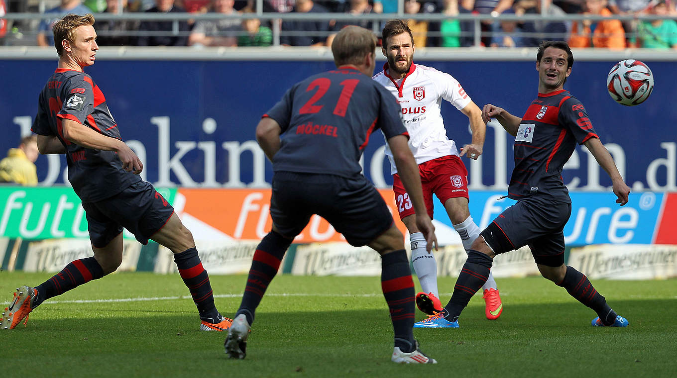 Allein gegen drei Erfurter: Sascha Pfeffer (2.v.r.) © 2014 Getty Images