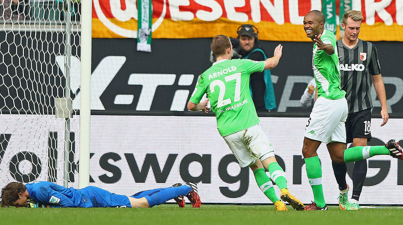Im Jubel mit Teamkollege Arnold: Wolfsburgs Torschütze Naldo (2.v.r.) © 2014 Getty Images
