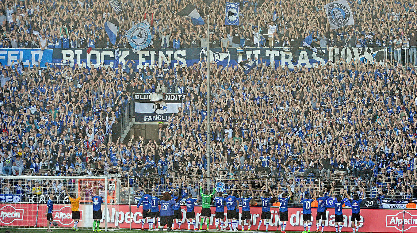 Klasse: Mannschaft und Arminia-Fans feiern gemeinsam den Sieg © 2014 Getty Images