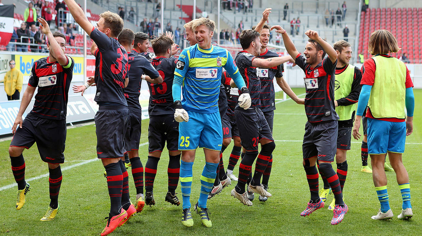 Feiern den Auswärtssieg mit den Fans: Spieler von RWE © 2014 Getty Images