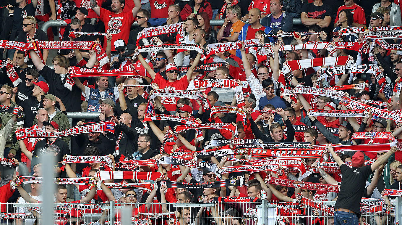 Auswärts eine tolle Unterstützung: die Fans von Rot-Weiß Erfurt © 2014 Getty Images