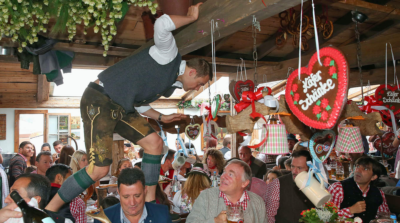 "Viel Spaß auf der Wies'n": Manuel Neuer mit dem FC Bayern beim Oktoberfest © 2014 Getty Images