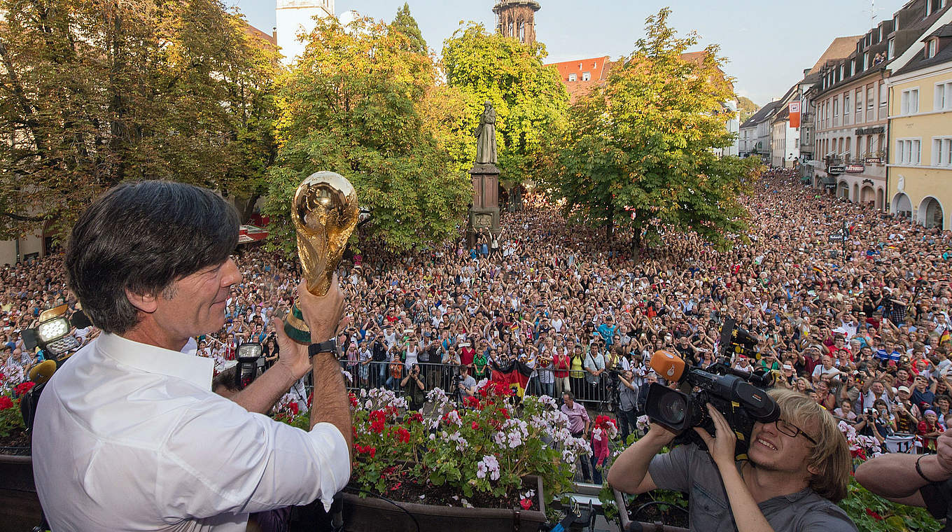 Eine Stadt feiert ihren Weltmeister: Löw beim Empfang in Freiburg © 2014 Getty Images