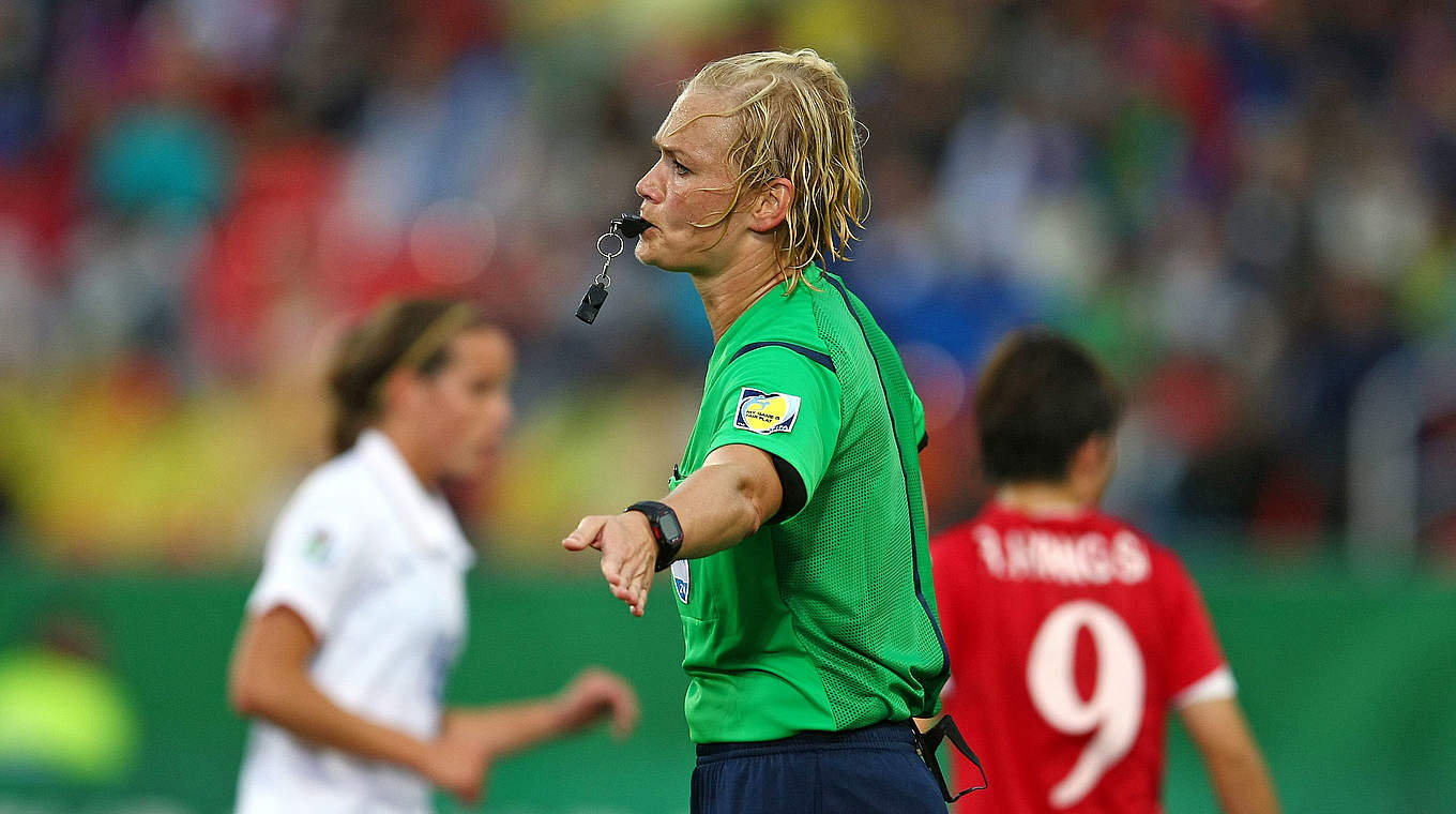 Sie pfeift Ryazan VDV gegen FC Rosengard: Schiedsrichterin Bibiana Steinhaus © 2014 Getty Images