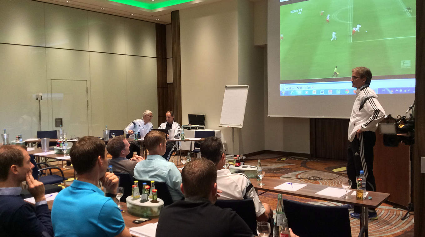 Diskussion über strittige Entscheidungen: Lehrgang der Schiedsrichter in Mainz © DFB