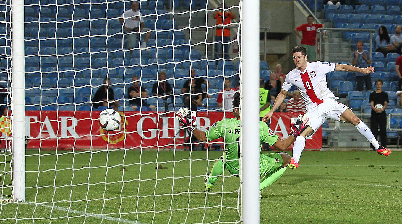 Vier Tore gegen Gibraltar: Polens Kapitän Robert Lewandowski (r.) © imago/BPI