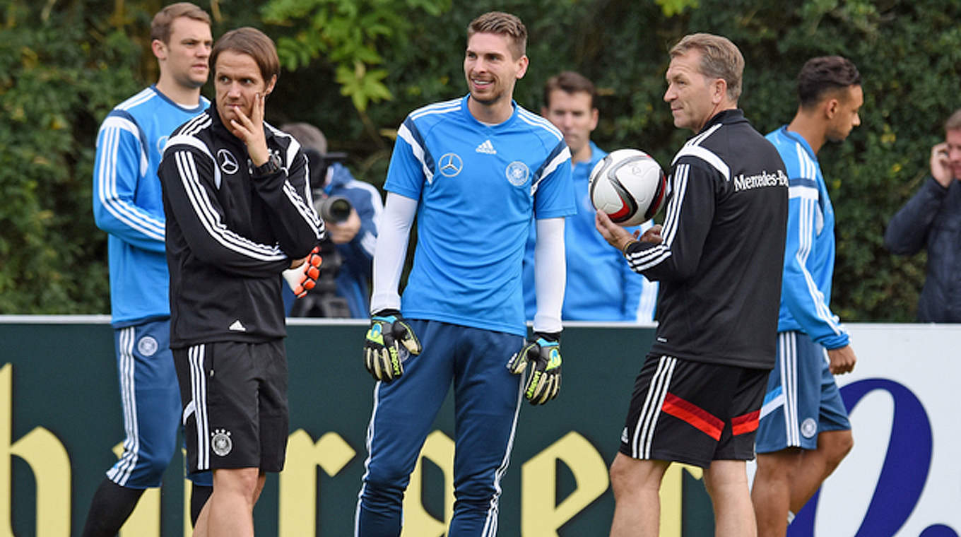 Schneider's (2nd from left) first training session. © GES/Markus Gilliar