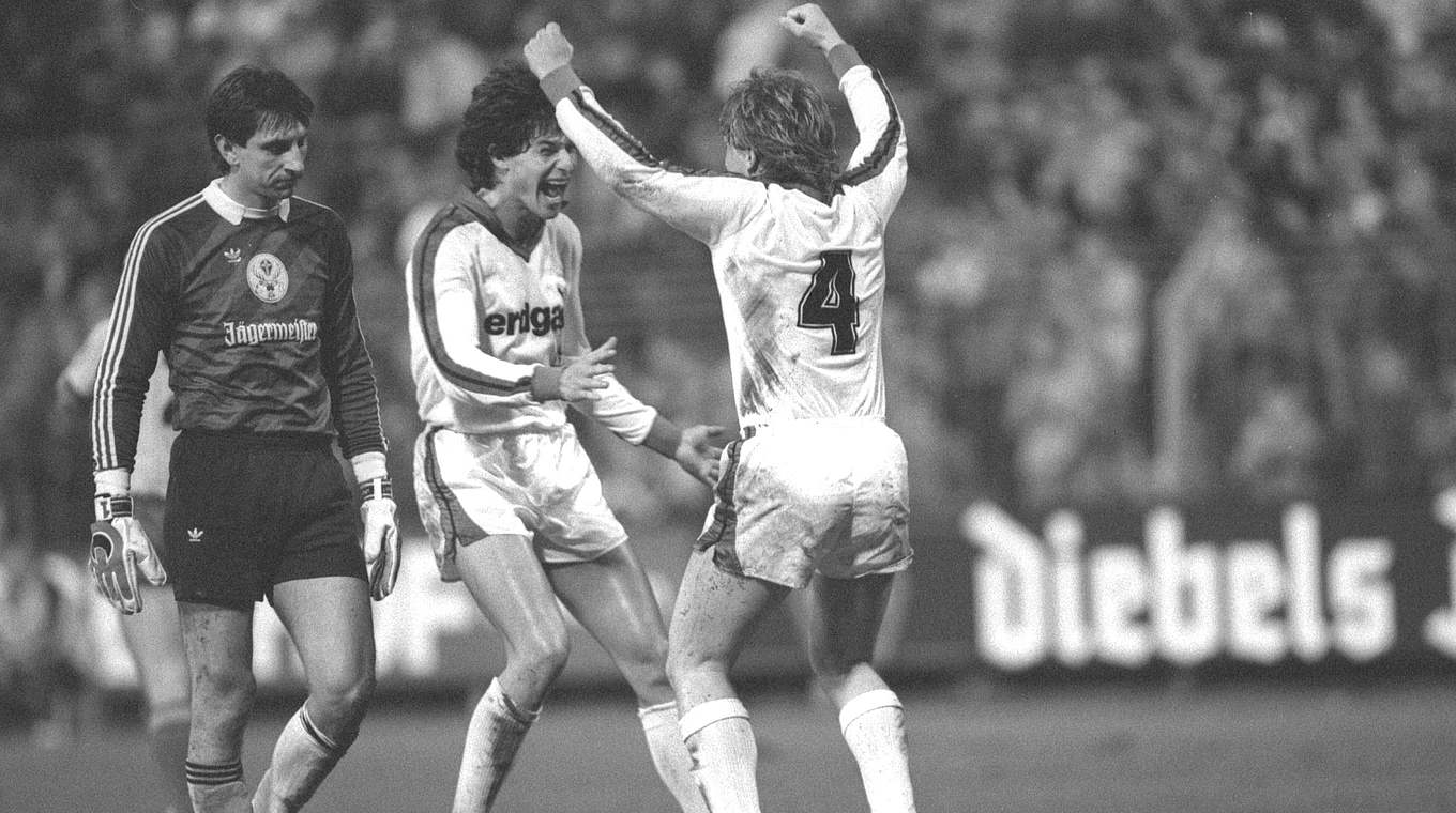 Drei Tore gegen Keeper Josef (l.): Gladbachs Criens jubelt mit Borowka (r.) 1984 © imago sportfotodienst