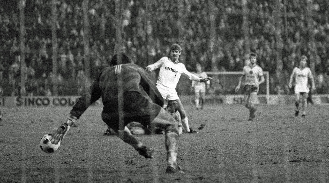 Der zehnte Streich: Wilfried Hannes trifft 1984 gegen Braunschweig per Elfmeter © imago