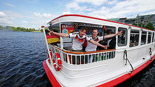 Mit dem Boot auf der Alster, gute Stimmung vor dem Stadion. Beim Freundschaftsspiel in Hamburg gegen Polen war auch der Fan Club Nationalmannschaft dabei.  © 
