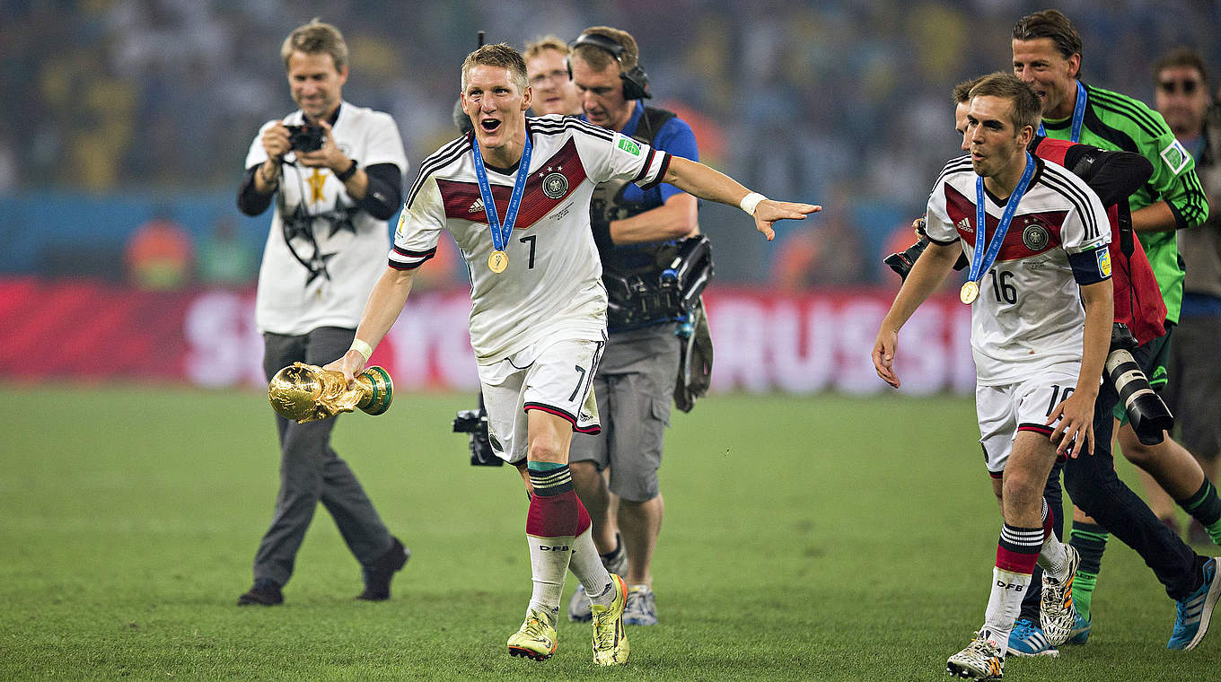 Im Visier der Kameras: Lahm (16), Schweinsteiger (7) und der WM-Pokal © imago/Moritz Müller