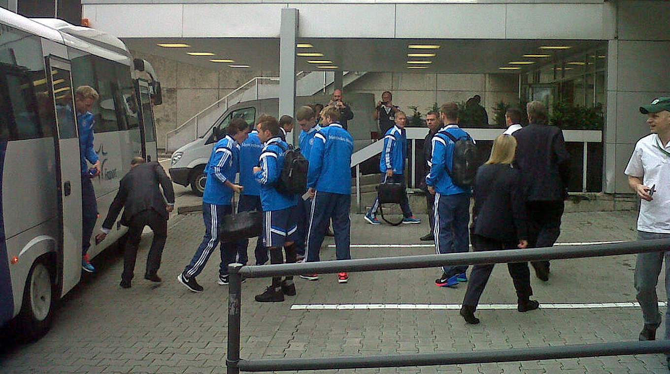 Die Nationalmannschaft in Frankfurt: Aus dem Bus raus... © DFB