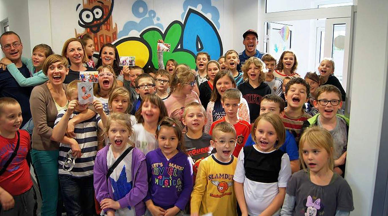 Große Freude: Podolski und die Kinder der "Arche" © DFB