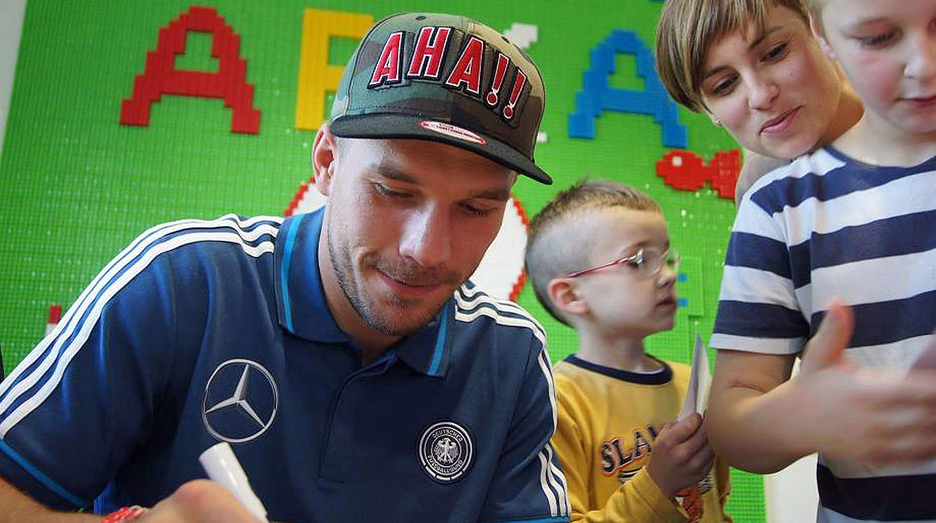 Video: Podolski besucht "Arche" in Warschau :: DFB ...