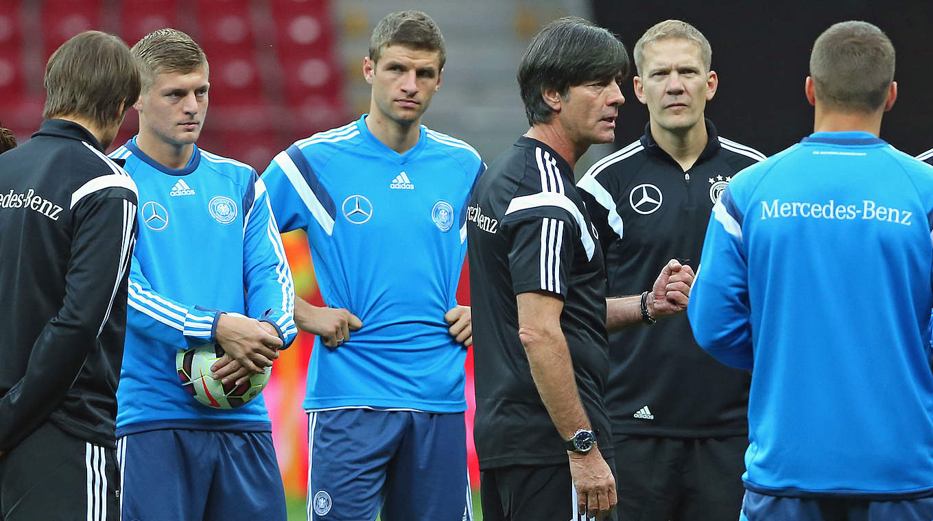 Konzentration vor dem Härtetest: Joachim Löw und seine Spieler © 2014 Getty Images